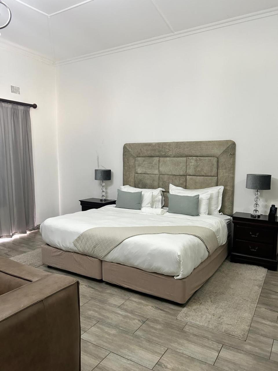 Calla Lily Guesthouse Mbombela ภายนอก รูปภาพ